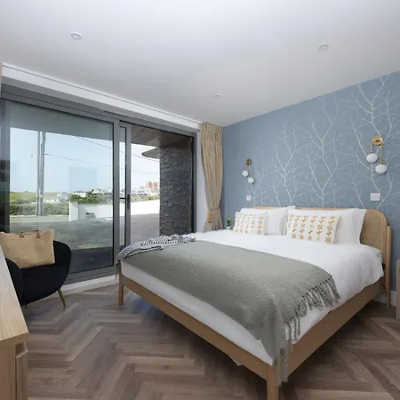 2, Oasis Sands * New Quay